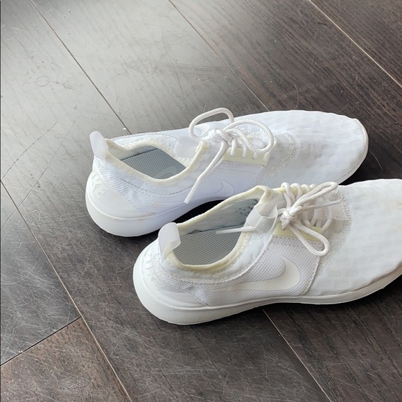 SOLD - White Nike runners - size 35 - Picture 3 of 5